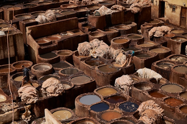 摩洛哥的露天植鞣鞣製廠 Photo by zafer inkaya on Unsplash